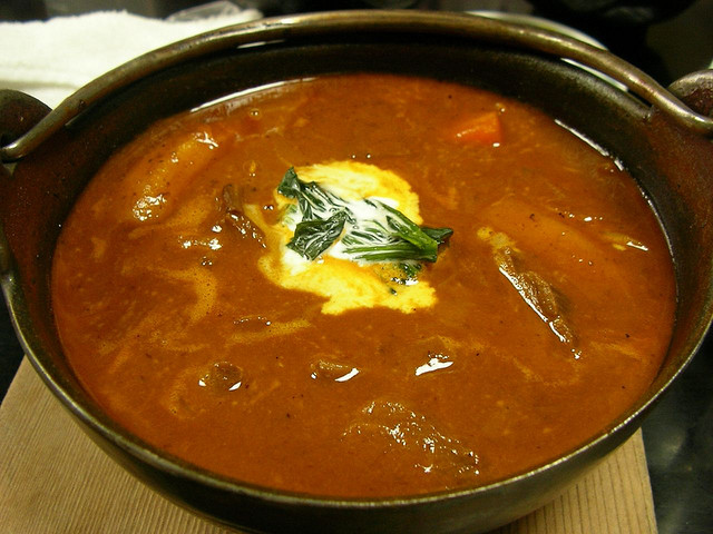 gulášová polévka